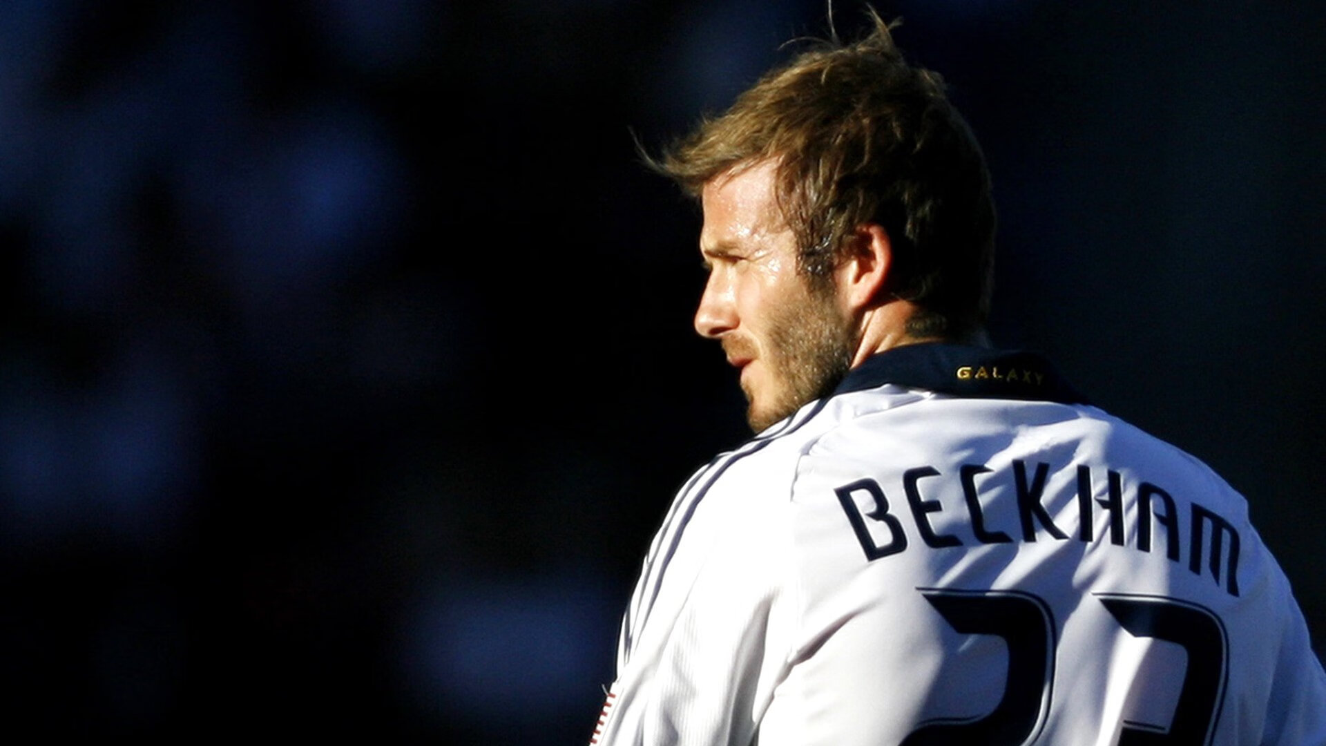 “举重赛场：高新体育中心选手背负全球期待，力争最高荣耀”